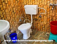 pangong-ser-bhum-tso-resort-bathroom